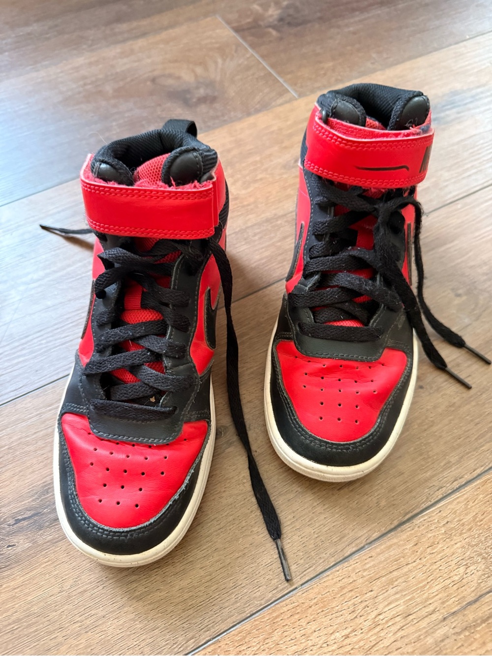 Nike Kids High-Top Sneakers in Red and Black S4